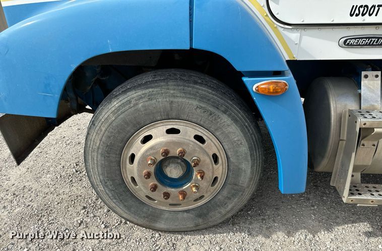 image for item MS9884 2001 Freightliner  FLD120 semi truck