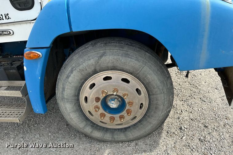 image for item MS9884 2001 Freightliner  FLD120 semi truck