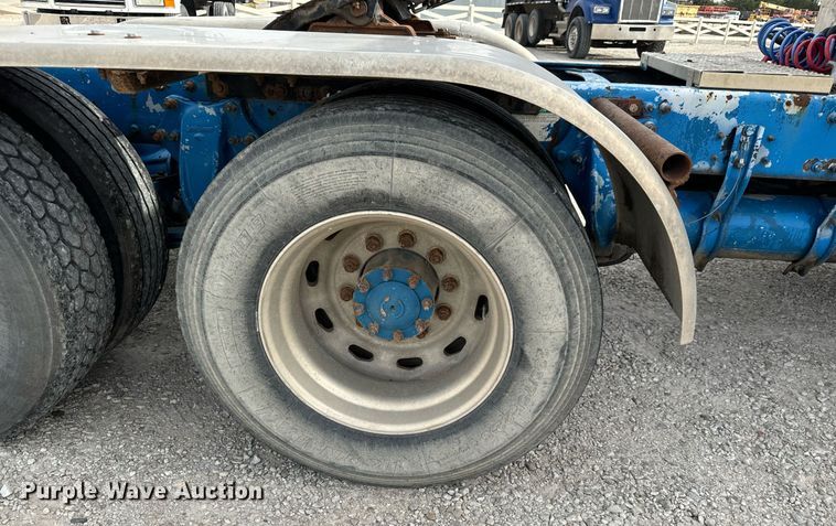 image for item MS9884 2001 Freightliner  FLD120 semi truck