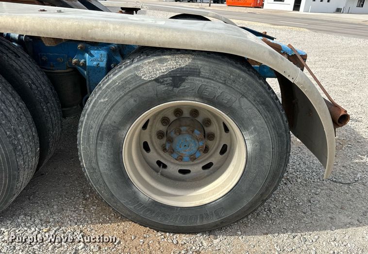 image for item MS9884 2001 Freightliner  FLD120 semi truck