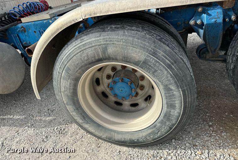 image for item MS9884 2001 Freightliner  FLD120 semi truck