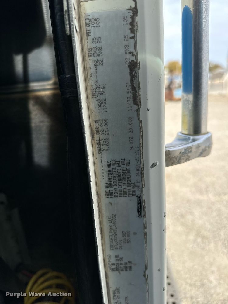 image for item MS9884 2001 Freightliner  FLD120 semi truck