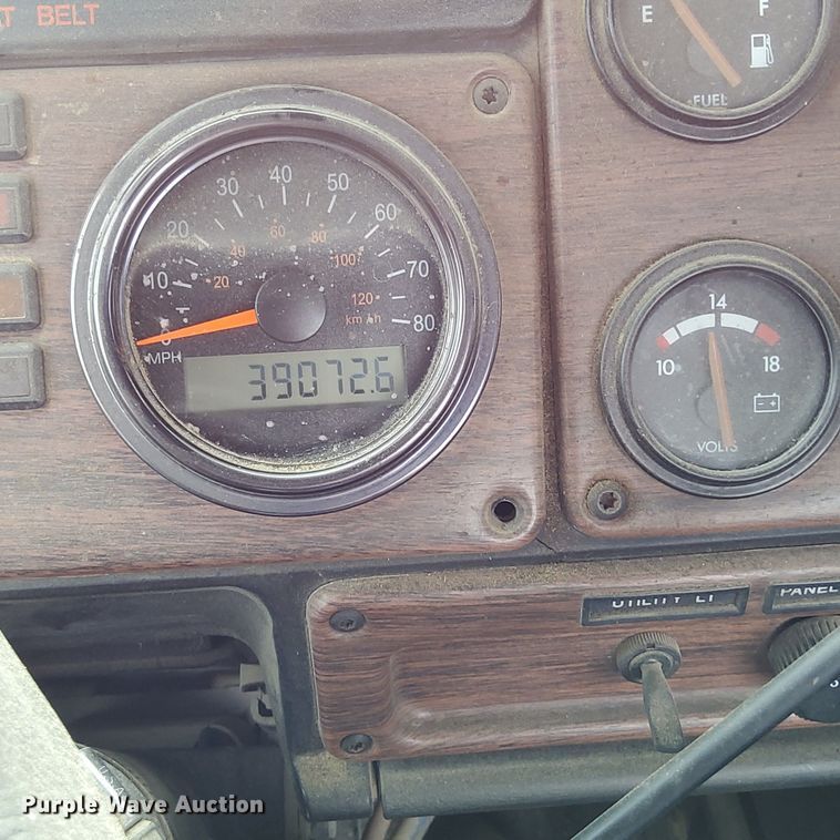 image for item MS9884 2001 Freightliner  FLD120 semi truck