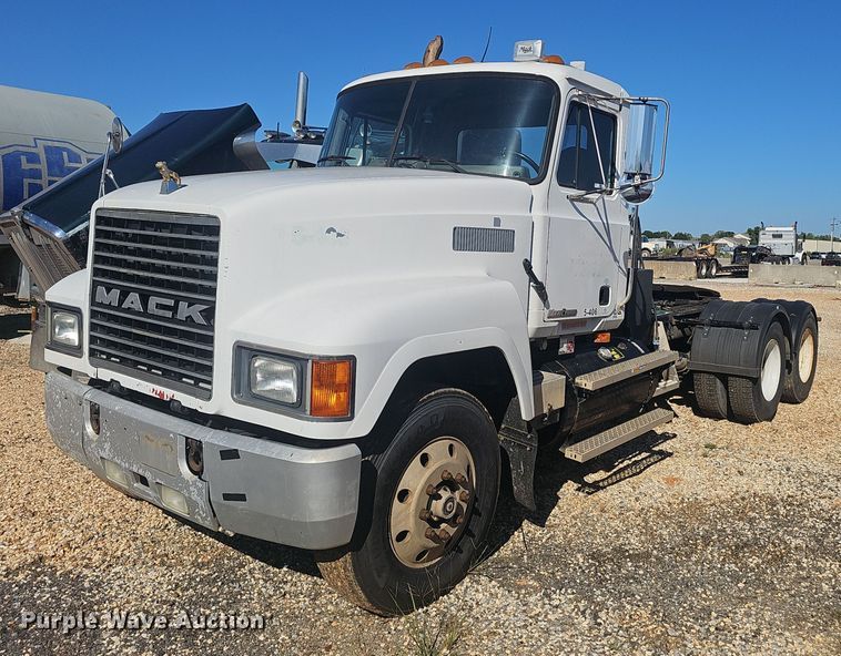 image for item NX9175 2000 Mack CH613 semi truck