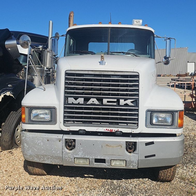 image for item NX9175 2000 Mack CH613 semi truck