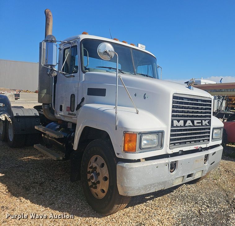 image for item NX9175 2000 Mack CH613 semi truck