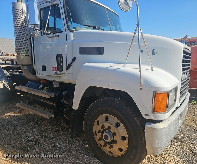 image for item NX9175 2000 Mack CH613 semi truck