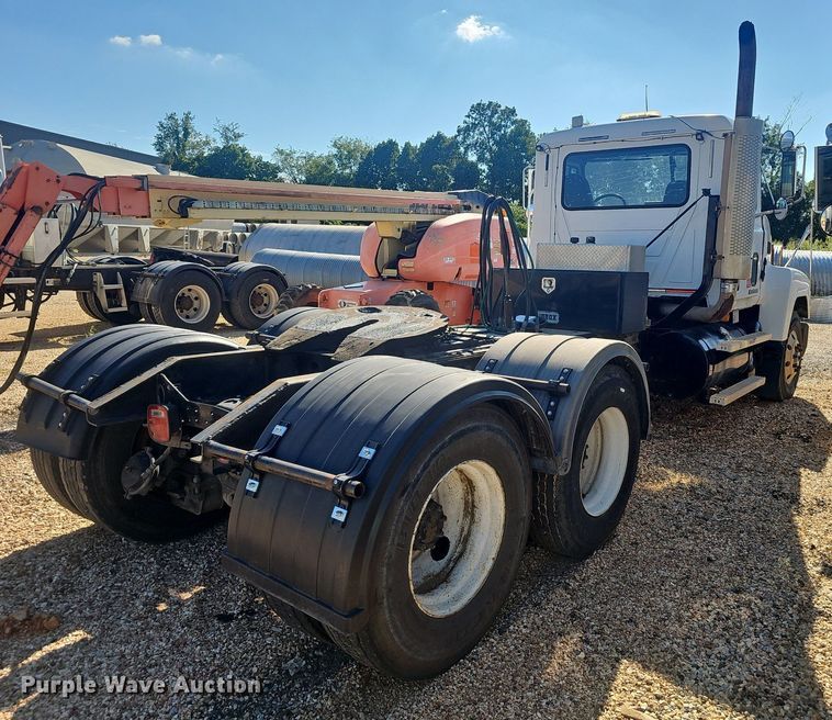 image for item NX9175 2000 Mack CH613 semi truck