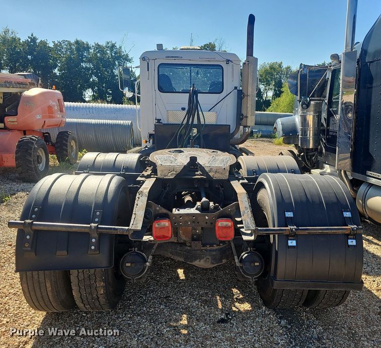 image for item NX9175 2000 Mack CH613 semi truck