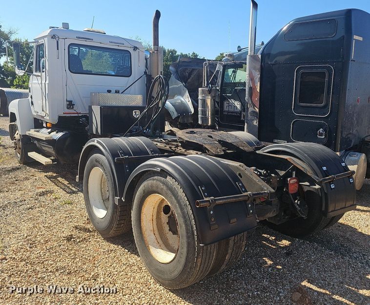 image for item NX9175 2000 Mack CH613 semi truck