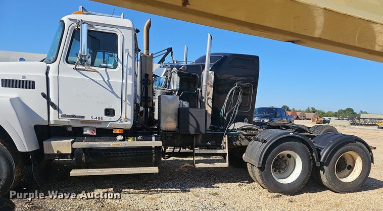 image for item NX9175 2000 Mack CH613 semi truck