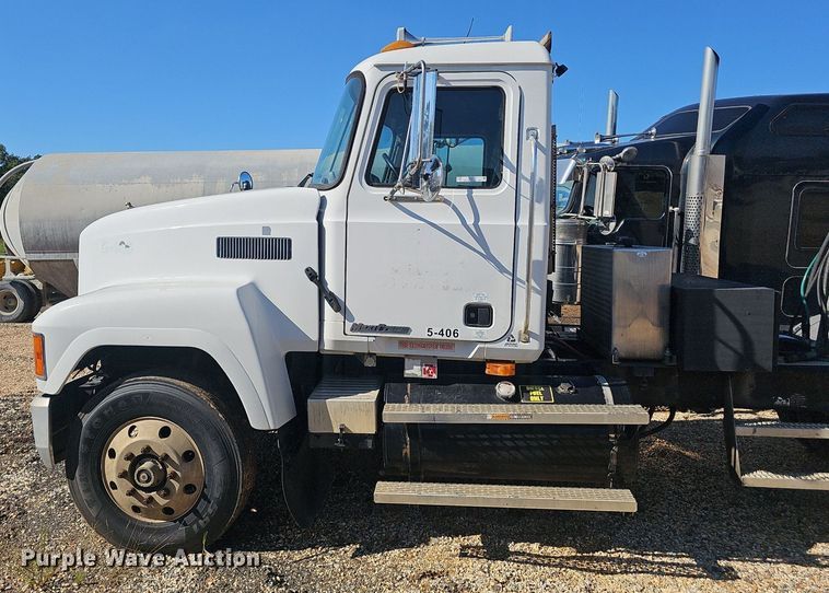 image for item NX9175 2000 Mack CH613 semi truck