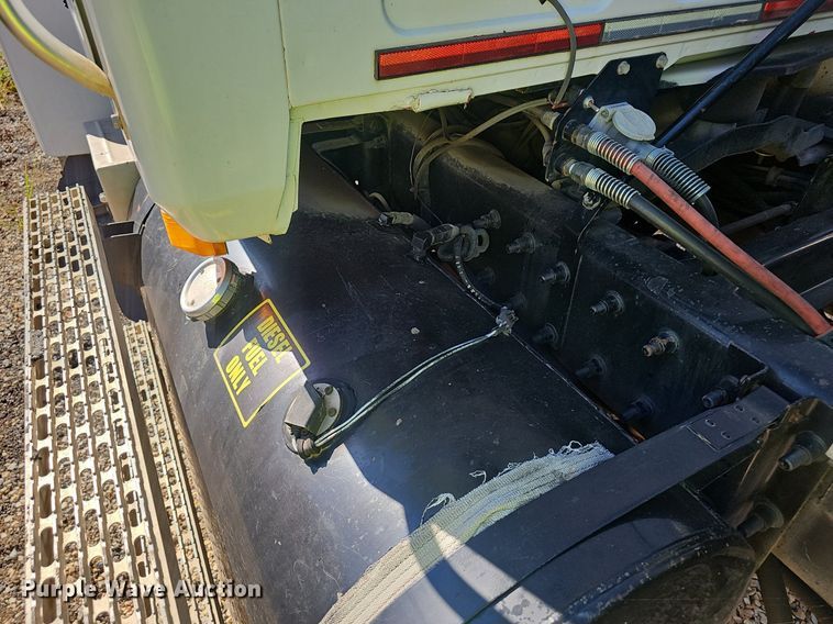 image for item NX9175 2000 Mack CH613 semi truck