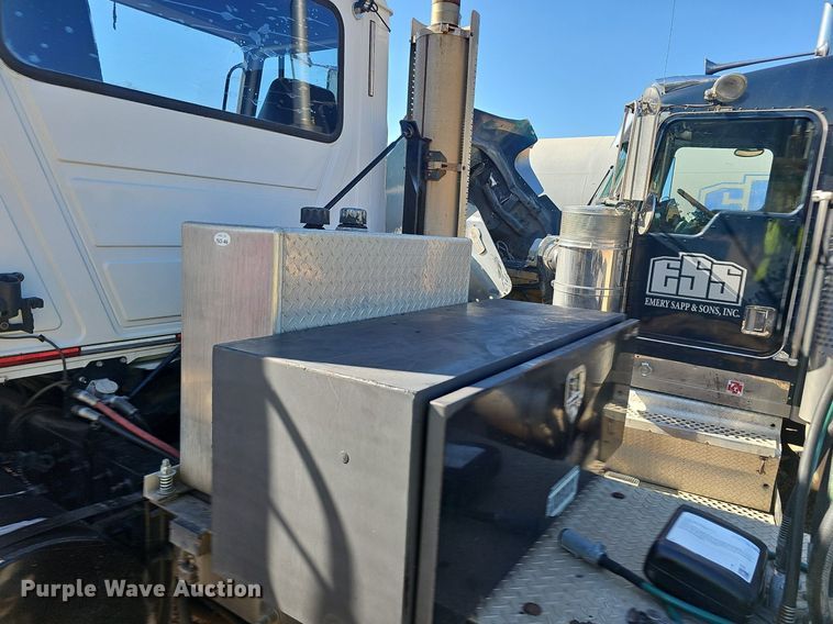 image for item NX9175 2000 Mack CH613 semi truck