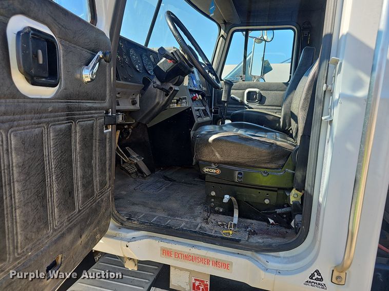 image for item NX9175 2000 Mack CH613 semi truck