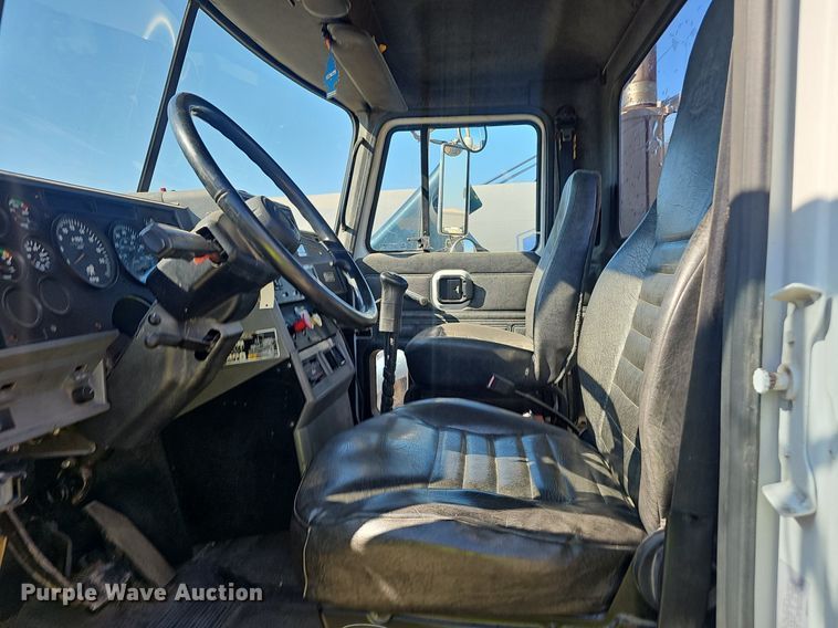 image for item NX9175 2000 Mack CH613 semi truck