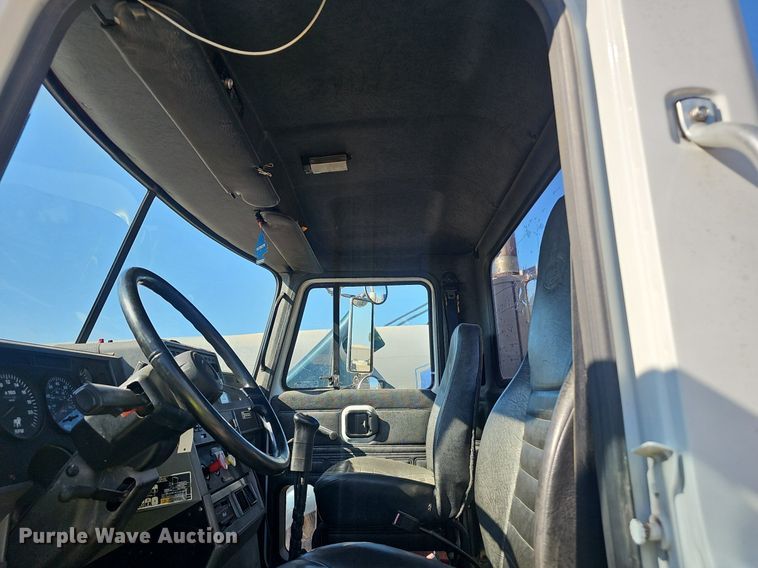 image for item NX9175 2000 Mack CH613 semi truck