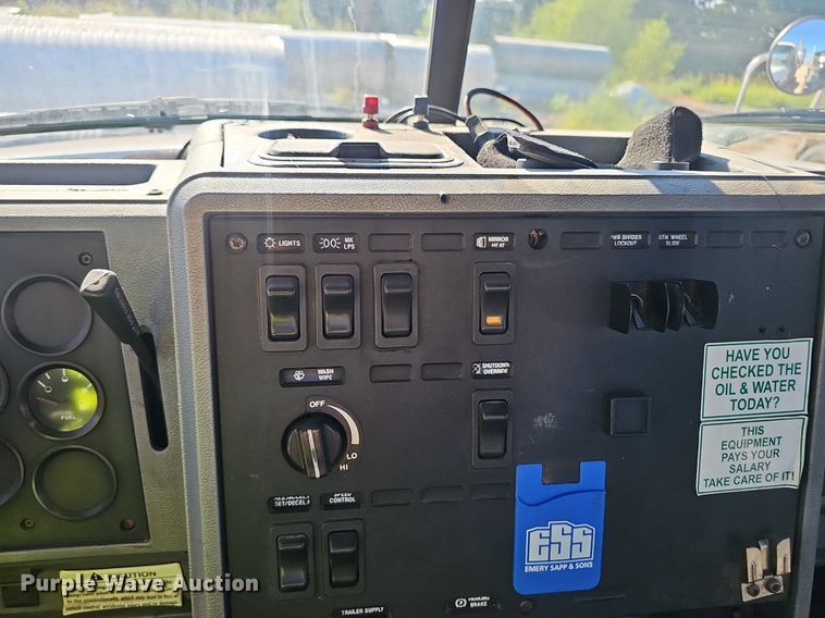 image for item NX9175 2000 Mack CH613 semi truck