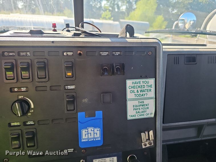 image for item NX9175 2000 Mack CH613 semi truck