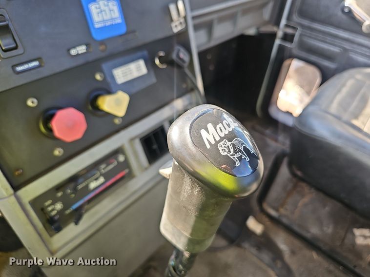 image for item NX9175 2000 Mack CH613 semi truck