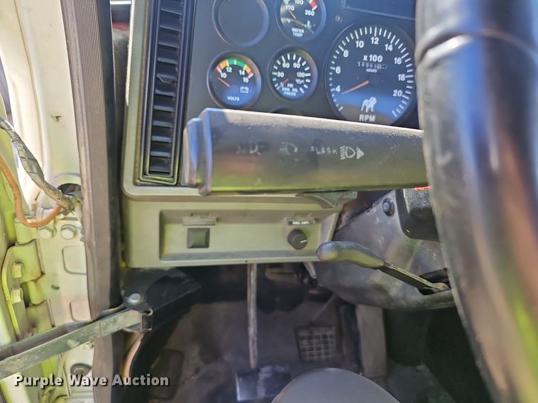 image for item NX9175 2000 Mack CH613 semi truck