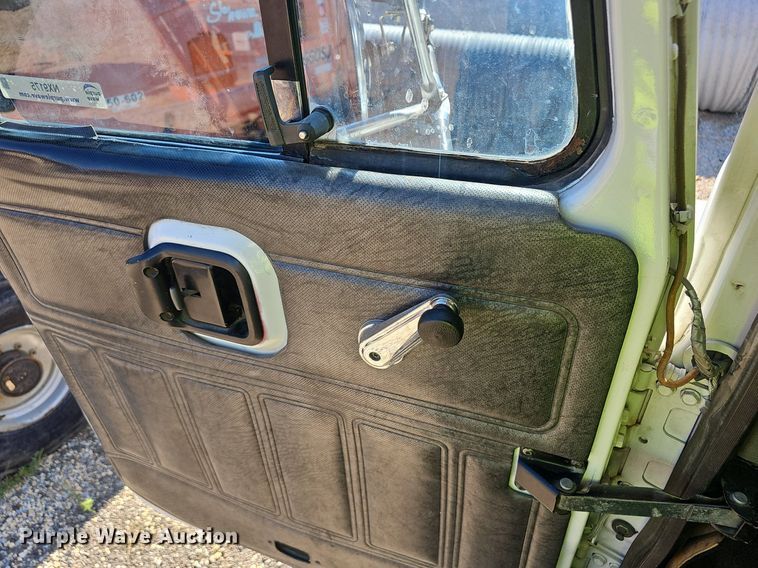 image for item NX9175 2000 Mack CH613 semi truck