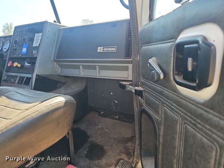 image for item NX9175 2000 Mack CH613 semi truck