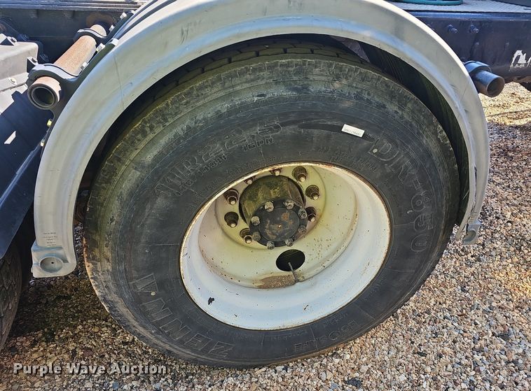 image for item NX9175 2000 Mack CH613 semi truck