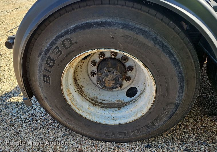 image for item NX9175 2000 Mack CH613 semi truck