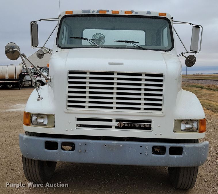 image for item OH9318 2003 International  8100 truck cab and chassis