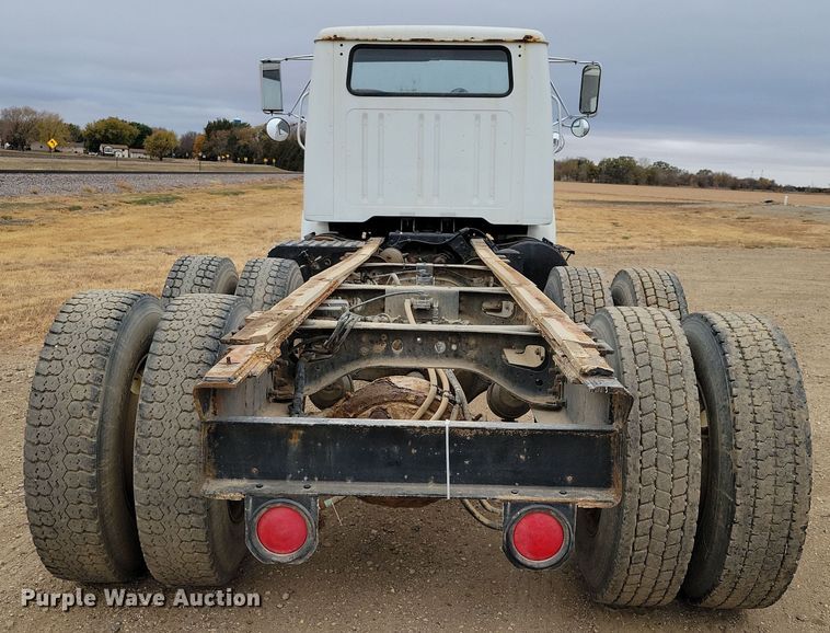 image for item OH9318 2003 International  8100 truck cab and chassis