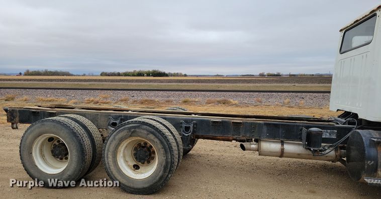 image for item OH9318 2003 International  8100 truck cab and chassis