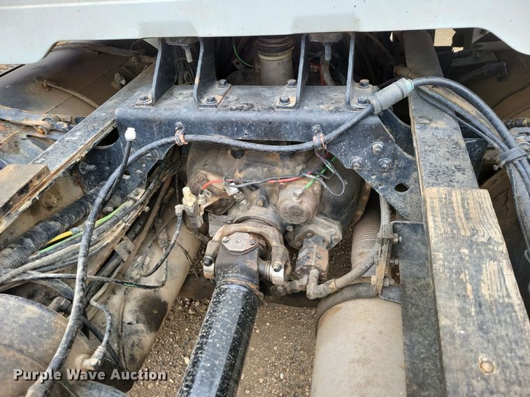 image for item OH9318 2003 International  8100 truck cab and chassis