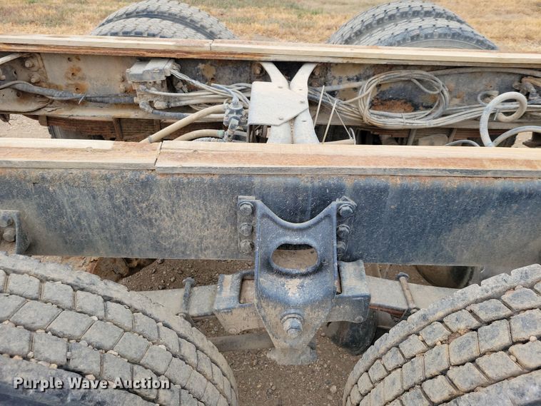 image for item OH9318 2003 International  8100 truck cab and chassis