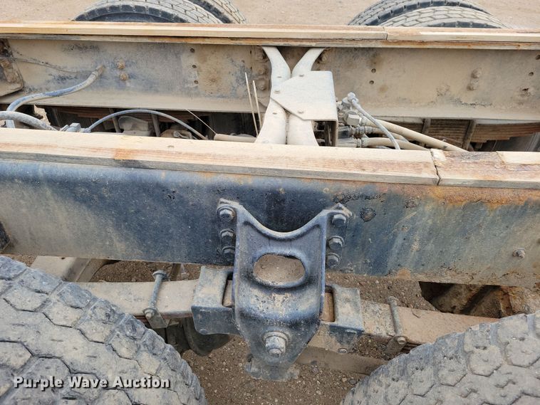 image for item OH9318 2003 International  8100 truck cab and chassis