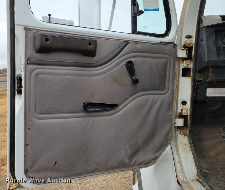 image for item OH9318 2003 International  8100 truck cab and chassis