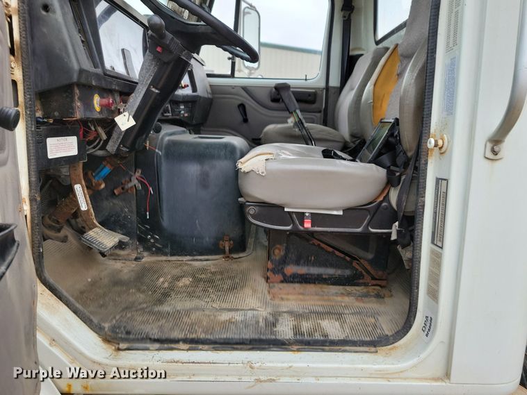 image for item OH9318 2003 International  8100 truck cab and chassis