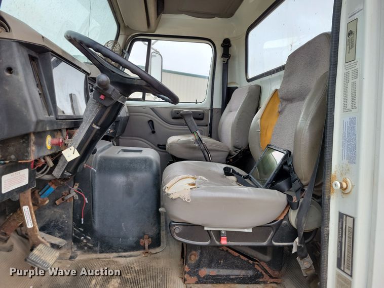 image for item OH9318 2003 International  8100 truck cab and chassis