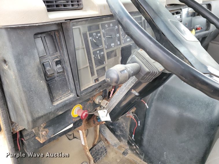 image for item OH9318 2003 International  8100 truck cab and chassis