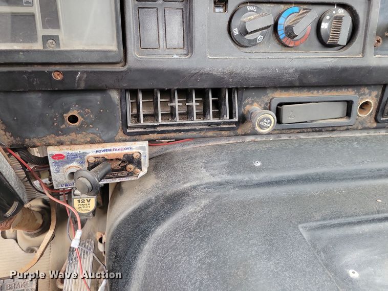 image for item OH9318 2003 International  8100 truck cab and chassis