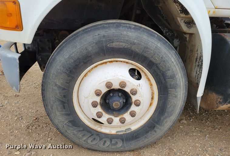 image for item OH9318 2003 International  8100 truck cab and chassis