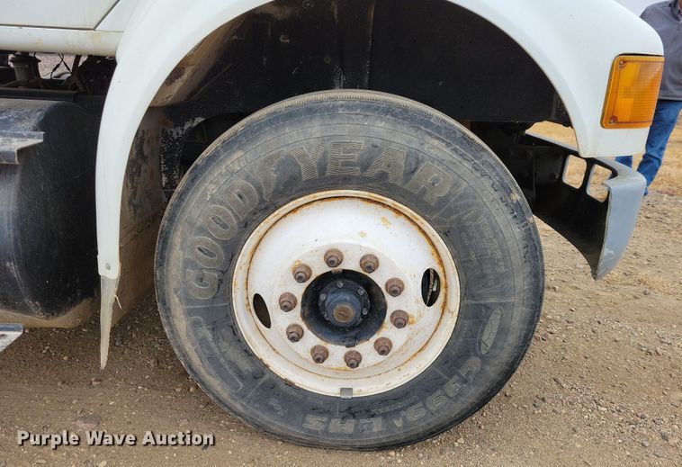 image for item OH9318 2003 International  8100 truck cab and chassis