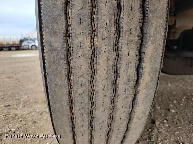 image for item OH9318 2003 International  8100 truck cab and chassis