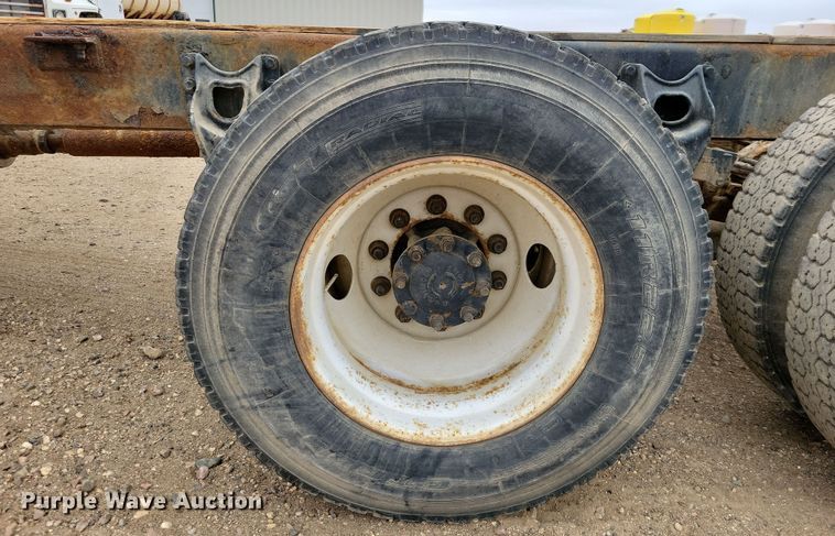 image for item OH9318 2003 International  8100 truck cab and chassis