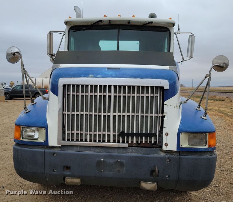 image for item OH9319 1993 International 9400 truck cab and chassis