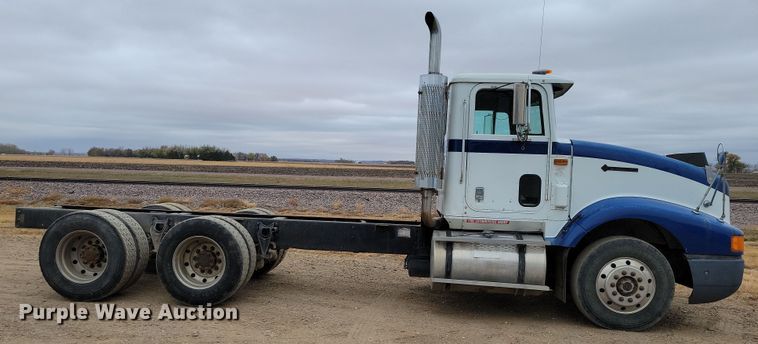 image for item OH9319 1993 International 9400 truck cab and chassis