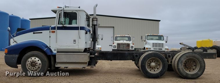 image for item OH9319 1993 International 9400 truck cab and chassis