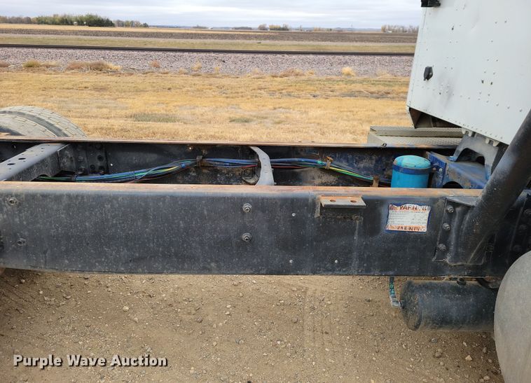 image for item OH9319 1993 International 9400 truck cab and chassis