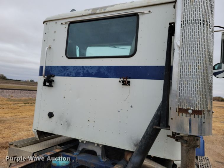 image for item OH9319 1993 International 9400 truck cab and chassis