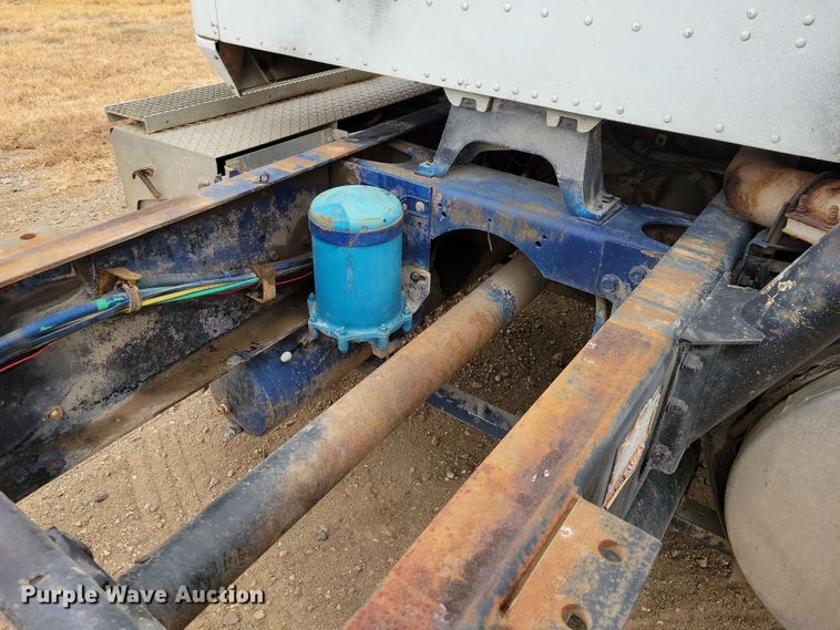 image for item OH9319 1993 International 9400 truck cab and chassis